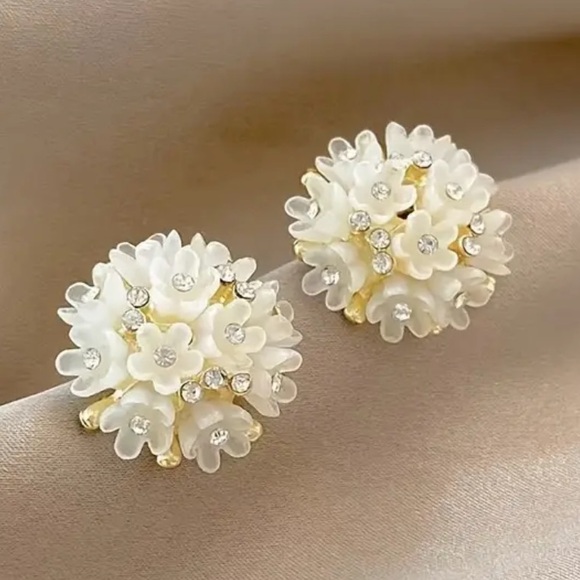 Jewelry - Elegant Floral White and Gold Earrings